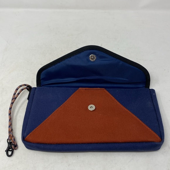 Kavu Bi- Color  Magnetic Clutch Large Wristlet Bag - Picture 5 of 10